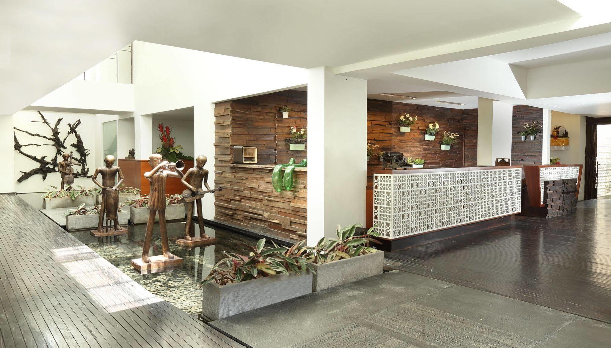 The Akmani Legian Hotel Exterior photo